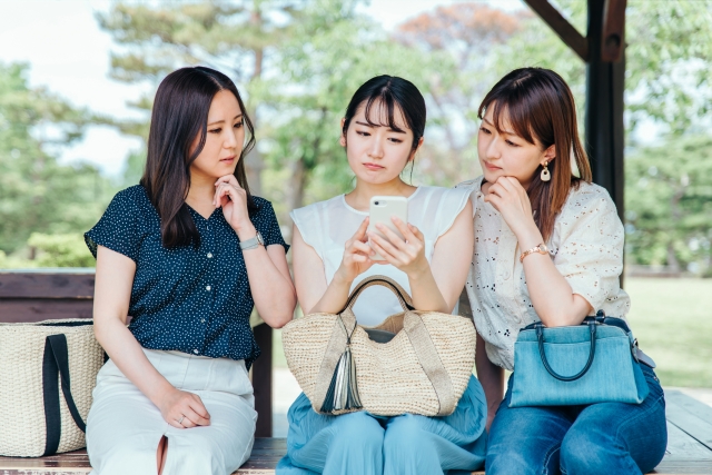 悩んでいる3人の女性　写真