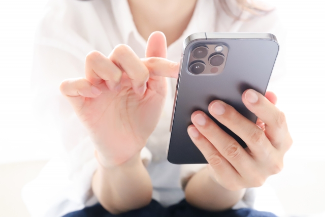 スマホを使う女性　写真