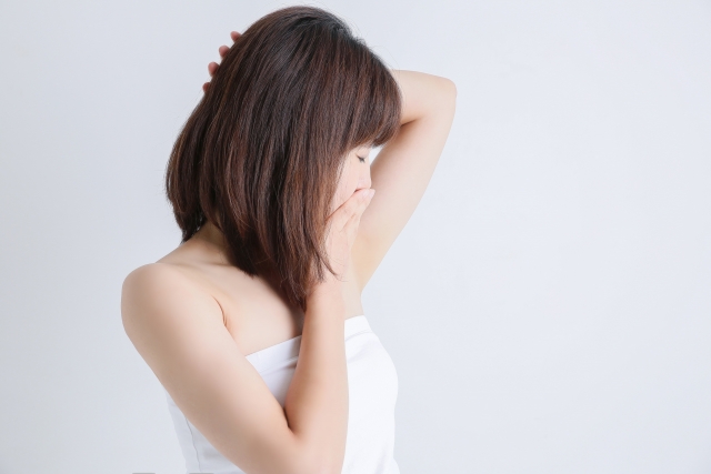 ワキ脱毛の効果を残念がる女性　写真