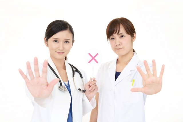 バツ印を出す女医　写真