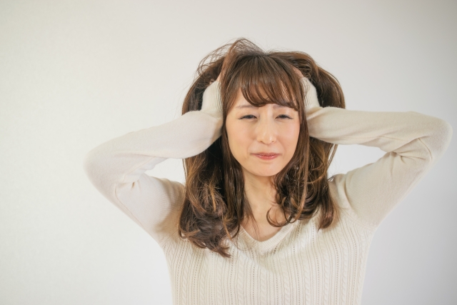 頭を抱える女性　写真