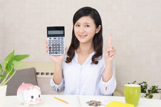 電卓を持つ女性　写真