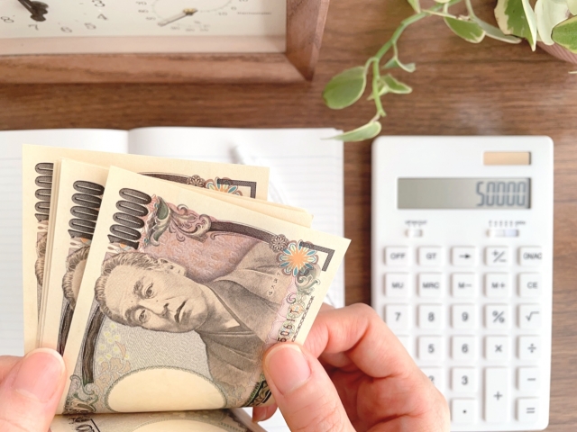 お金を数える女性　写真