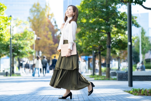 街を歩く若い女性　写真